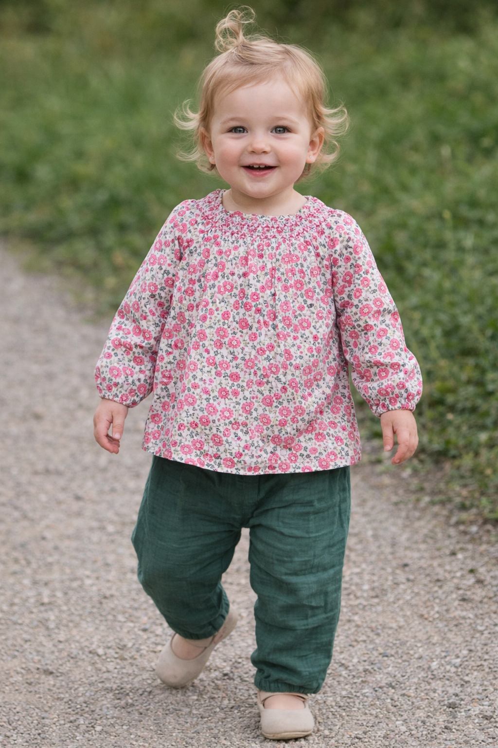 طقم بلوزة وبنطال للبنات باللون الأبيض والأخضر بنقشة زهور