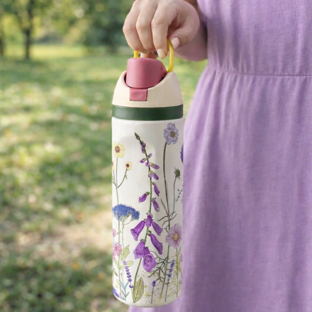 زجاجة بمقبض ملون مزينة بأزهار بنفسجية