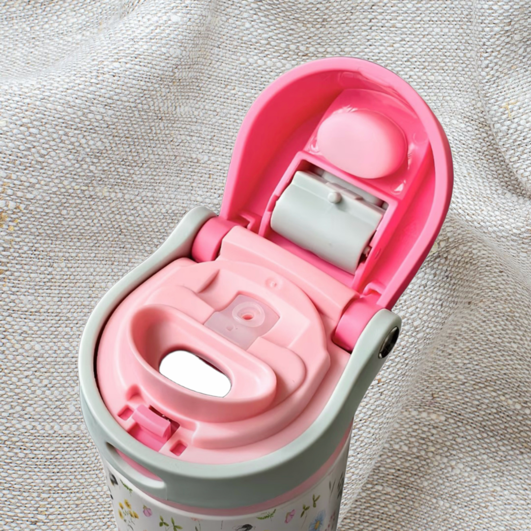 زجاجة ذات مقبض ملون مزينة بأزهار صغيرة