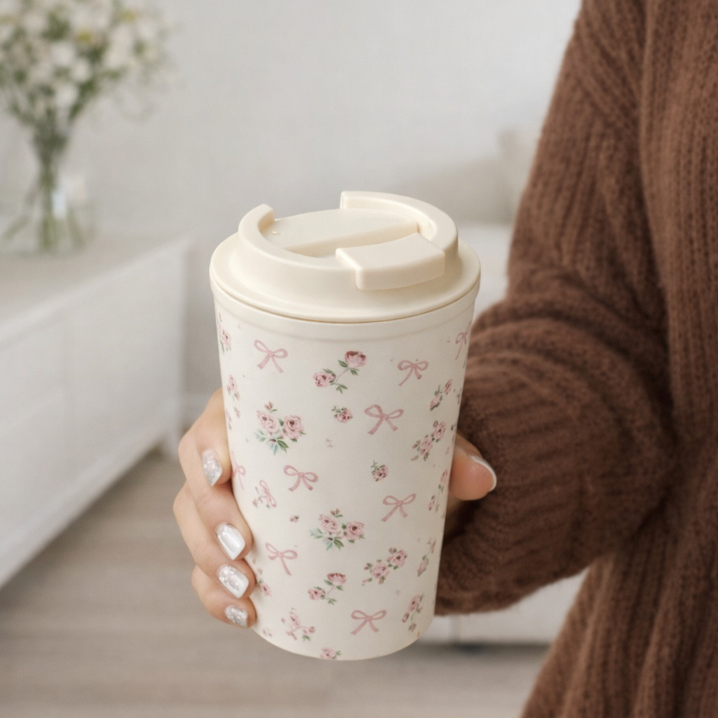 كوب قهوة مزين بالورود والشرائط