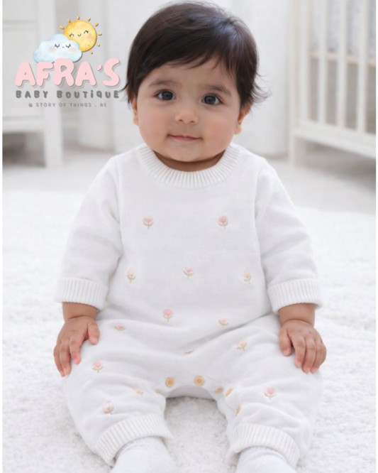 بدلة جسم بيضاء محبوكة بنقوش زهور