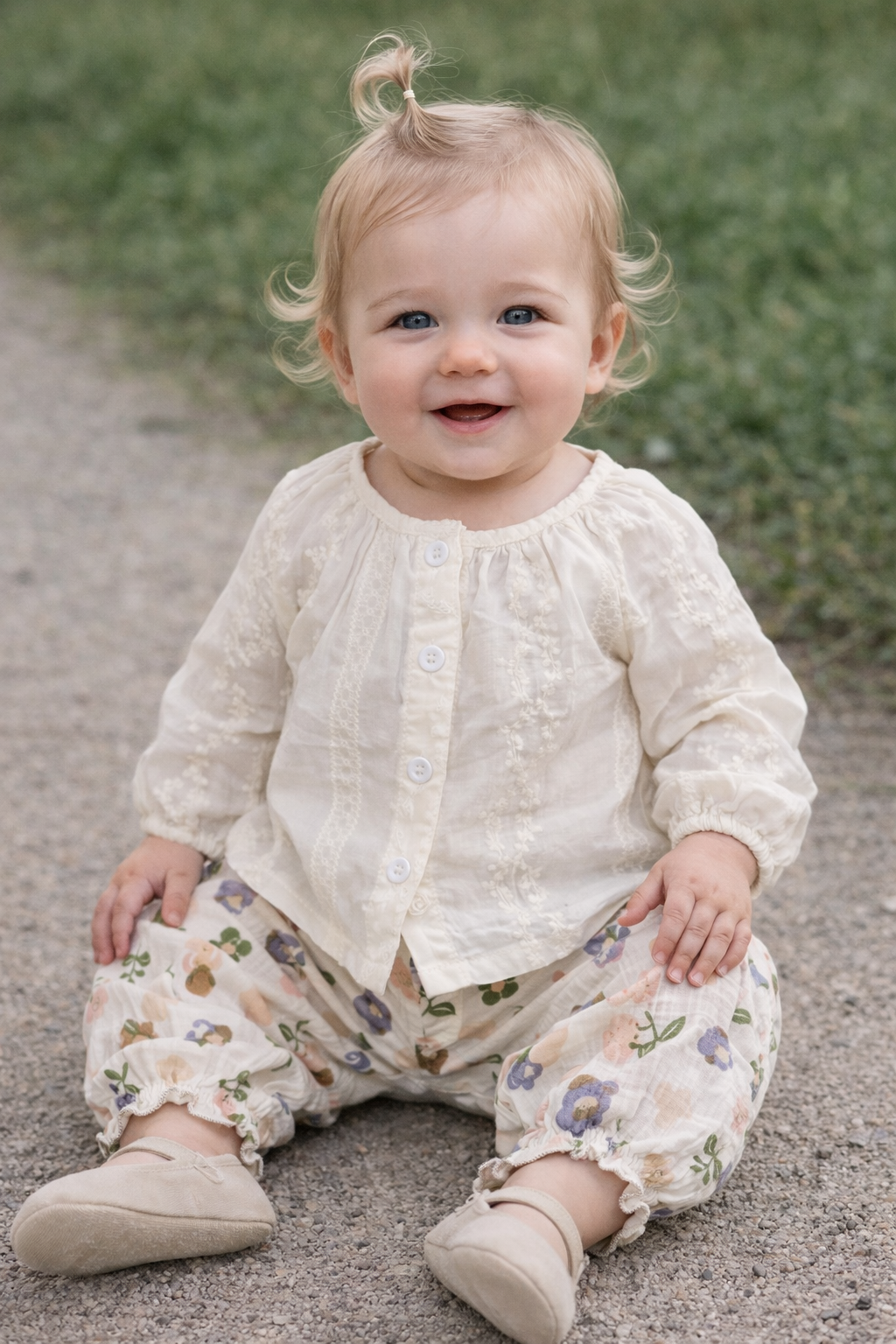 طقم بناتي بيج/ مزين بالزهور، مكون من بلوزة وبنطال