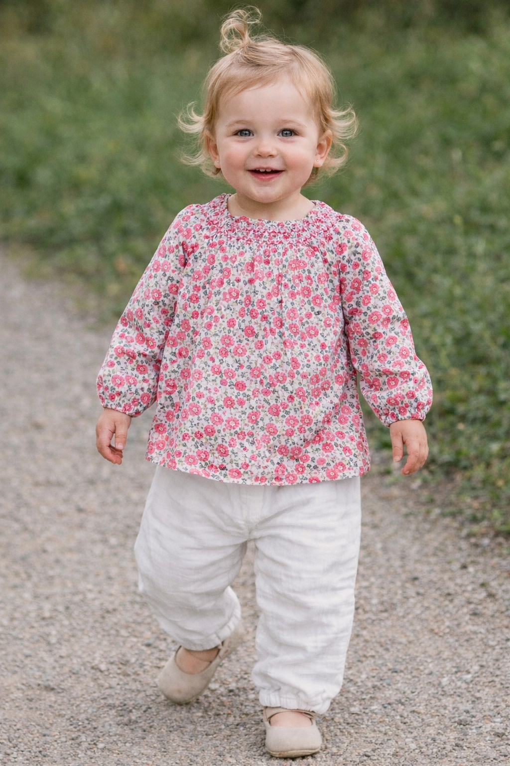 طقم بلوزة وبنطال للبنات باللون الأبيض والأخضر بنقشة زهور